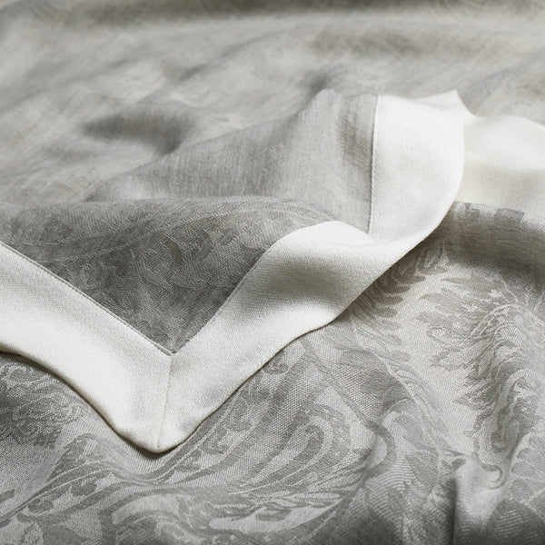 Illusion & Coco Throw Blanket - Ghost / Toile